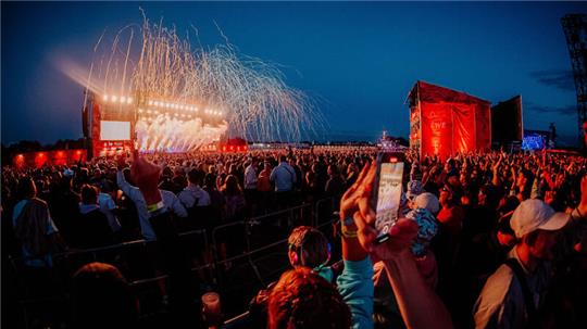 Die Eröffnungsshow mit "Drunken Masters" und "Beauty and the Beats" am Donnerstgabend ist Tradition beim Deichbrand-Festival.