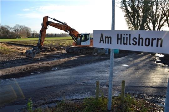 Die Erschließungsstraße am Hülshorn ist im Bau, sie wird Am Osterbruch heißen. Ab Sommer können die Grundstücke bebaut werden. Foto: Helfferich