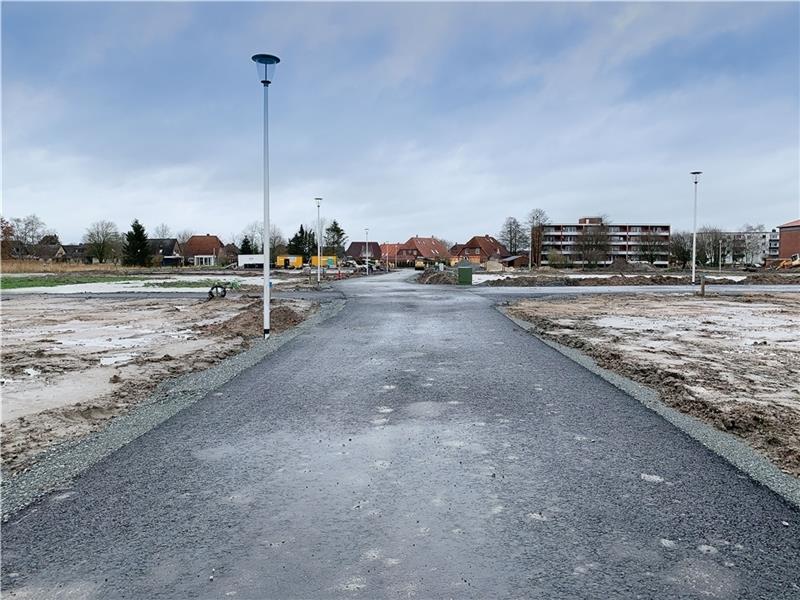 Die Erschließungsstraßen sind asphaltiert, die Straßenlampen stehen. Es kann also im Baugebiet Triftweg/Grefenstraße-Süd losgehen mit dem Häuserbau. Foto: Schulz