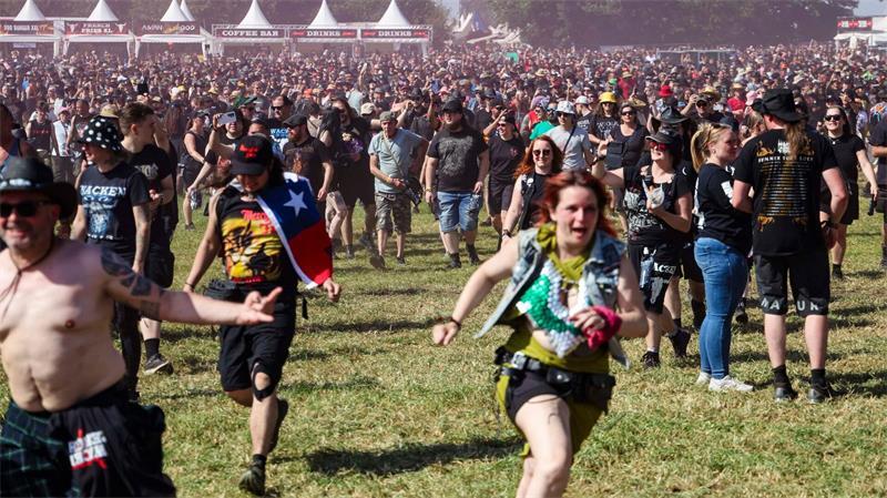 Metalheads stürmen das Infield des Wacken Open Air Die Erstürmung des Infields liefert immer beeindruckende Bilder.
