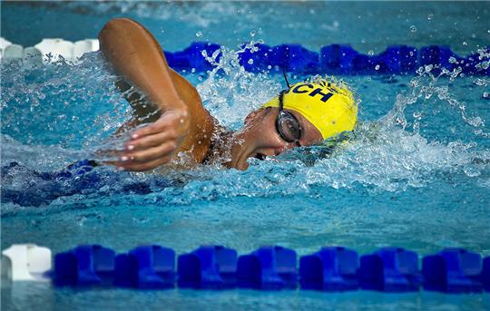 Die Erwachsenen starten in der Offenen Klasse über 400 Meter im Becken und vier Kilometer Laufen. Symbolfoto: Pixabay