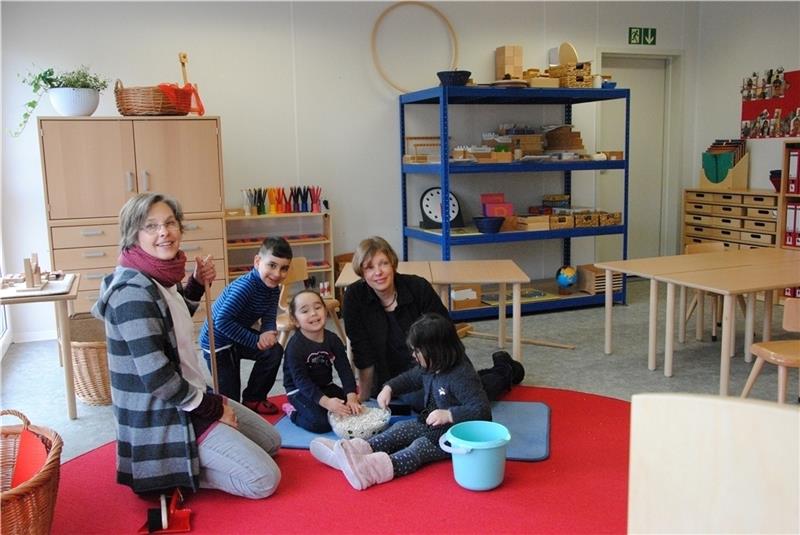 Die Erzieherinnen Birgit Wadehn (links) und Birte Tiedemann-Reyelt mit den ersten Kindern im Montessori-Kinderhaus im Altländer Viertel. Foto: Stief