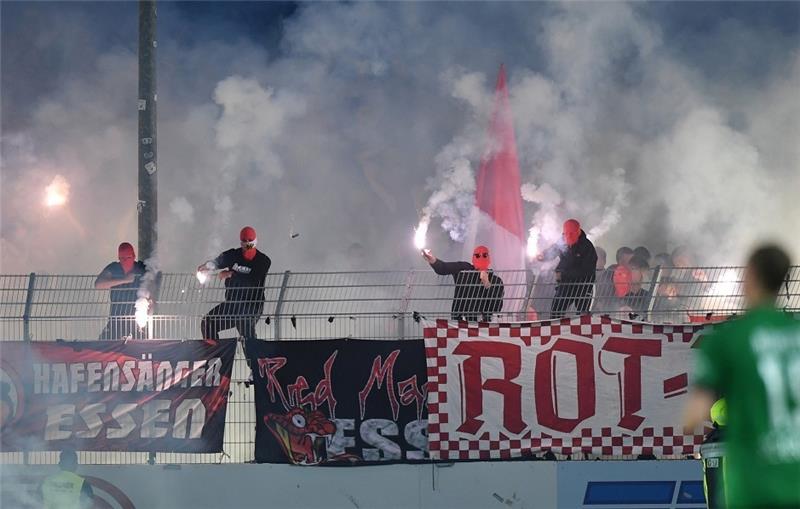 Die Essener Fans zünden zu Beginn der zweiten Halbzeit Bengalos. Foto: Maik Hölter/Team2sportphoto/dpa