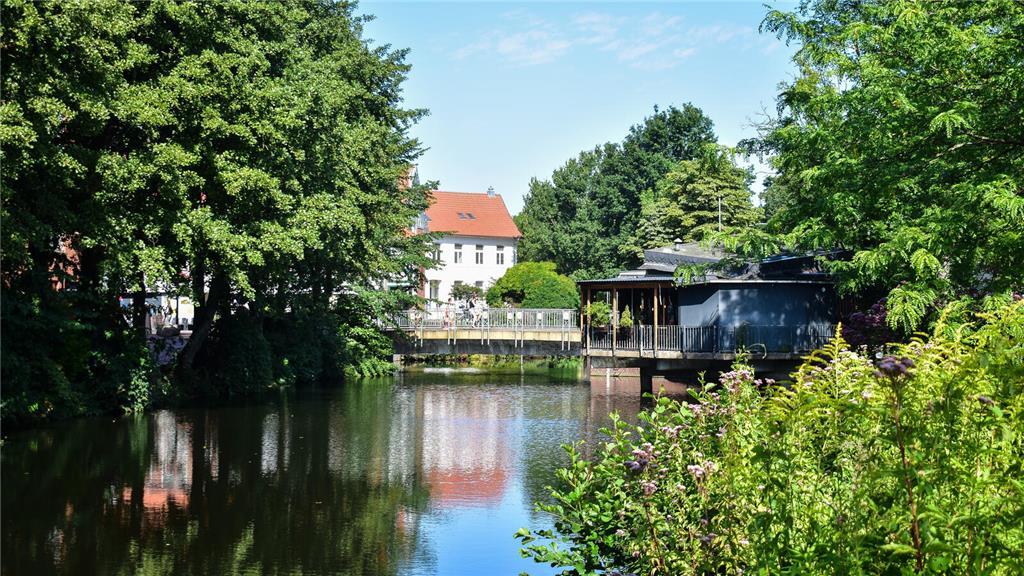 Die Este wertet das Stadtbild Buxtehudes auf.