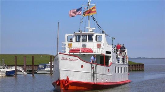 Die „Etta von Dangast", hier auf einem Archivbild bei der Einfahrt in den Vareler Hafen, ist am Sonntag auf einer Sandbank gestrandet.