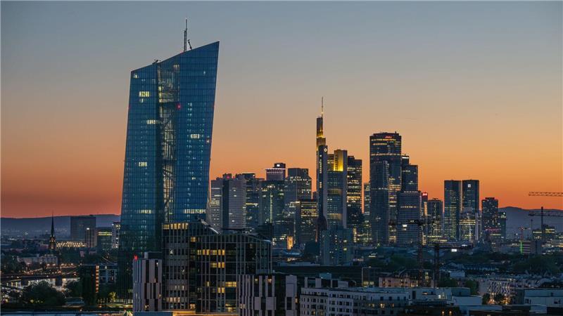 Die Europäische Zentralbank (EZB) hat die Leitzinsen im Euroraum im Juli, September, Oktober und Dezember nicht angetastet. Viele Volkswirte sehen die Talsohle der Zinssenkungen im Euroraum erreicht. (Archivbild) 