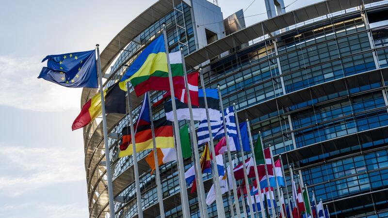 Europawahl: Union steuert in Deutschland auf Sieg zu Die Europawahl ist eine der größten demokratischen Abstimmungen weltweit.