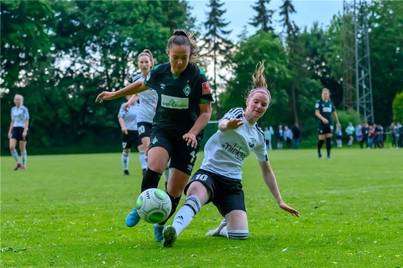 Werder Bremen spielt noch einmal in Hedendorf Die Ex-Bremerin Mayline Danner (rechts), heute VSV-Spielertrainerin, packt gegen Maja Sternad die Grätsche aus. Foto: Schmietow
