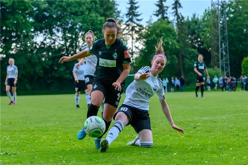 Die Ex-Bremerin Mayline Danner (rechts), heute VSV-Spielertrainerin, packt gegen Maja Sternad die Grätsche aus. Foto: Schmietow