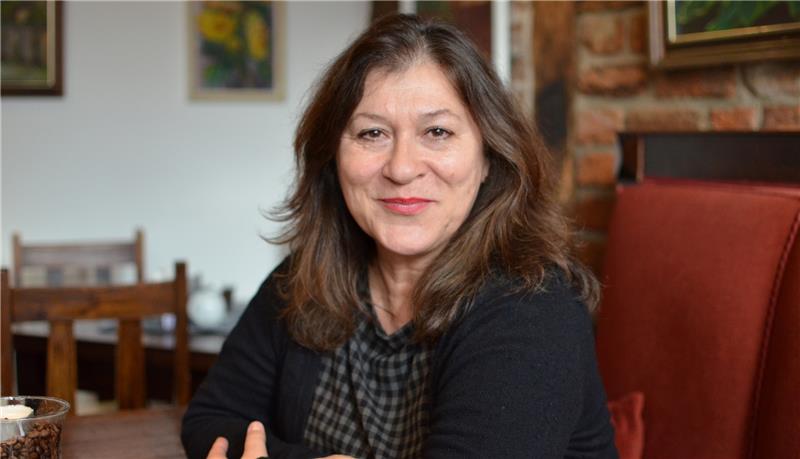 Die Ex-“Tatort“-Ermittlerin Eva Mattes hat vor ihrer Lesung noch Stade erkundet – der Ausblick aus dem Café im Goebenhaus begeisterte die Schauspielerin, die sich im Gespräch offen, aber zurückhaltend zeigte. Foto Husung
