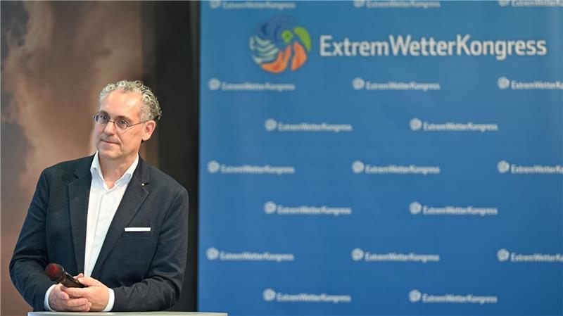 Hitzewellen und Sturmfluten werden in Deutschland zunehmen Die Experten befürchten, dass es in Zukunft mehr Hitzewellen und heftigere Sturmfluten geben wird.