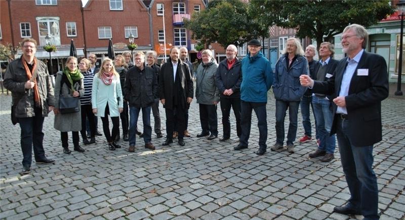 Die Experten des Mobilen Gestaltungsbeirats bei der Ortsbesichtigung auf dem Petri-Platz in Buxtehude.