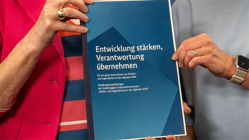 Social Media: Prien für 13 als gesetzliche Altersgrenze Die Expertenkommission „Kinder und Jugendschutz in der digitalen Welt“ hat insgesamt 56 Empfehlungen.