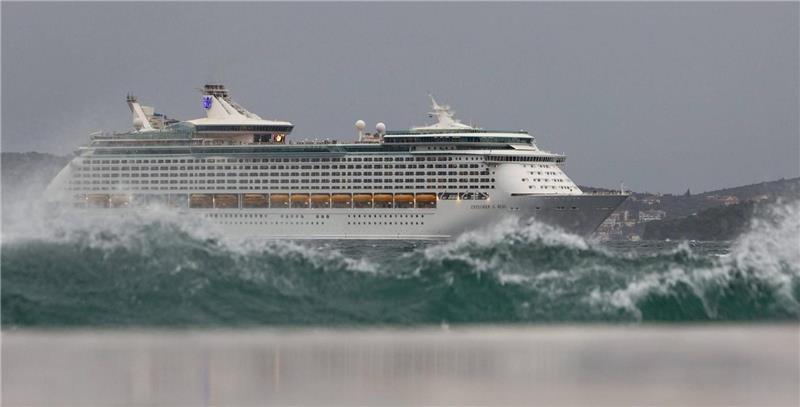 Kreuzfahrtriese in Schräglage – Chaos an Bord Die „Explorer of the Seas“ im vergangenen Oktober bei stürmischer See vor Kroatien.