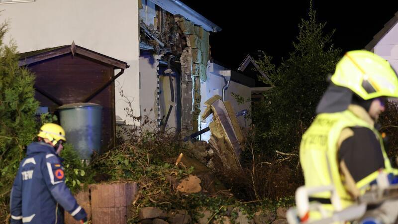 Die Explosion hat das Haus beschädigt. Die Schadenshöhe ist nicht bekannt.