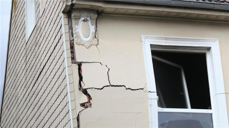 Die Explosion hat deutliche Risse in der Hauswand hinterlassen. Durch den Druck ist das Fensterglas zerborsten und bis auf das Nachbargrundstück geflogen.