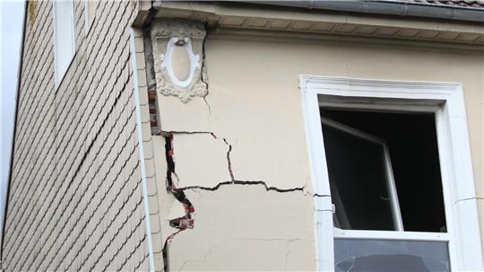 Die Explosion hat deutliche Risse in der Hauswand hinterlassen. Durch den Druck ist das Fensterglas zerborsten und bis auf das Nachbargrundstück geflogen.