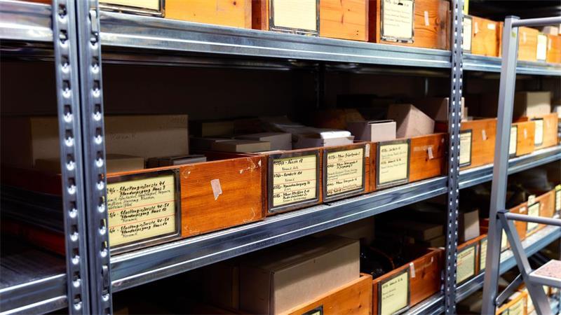 Vom Holzfenster bis zum Gold: Die Lübecker Schatzkammer Die Exponate werden in Kisten mit Karteikarten aufbewahrt.