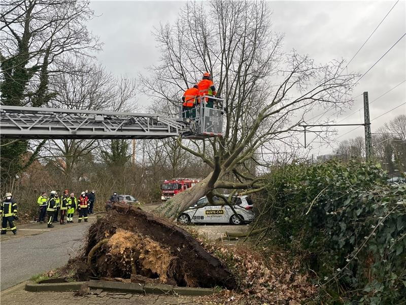 Buxtehude ruft Klimanotstand aus – Grüne stimmt aus Dubai mit ab und erntet Kritik Die Extremwetterlagen nehmen durch den Klimawandel zu. Hier beseitigt die Buxtehuder Feuerwehr Sturmschäden am Buxtehuder Bahnhof. Fotos: Vasel
