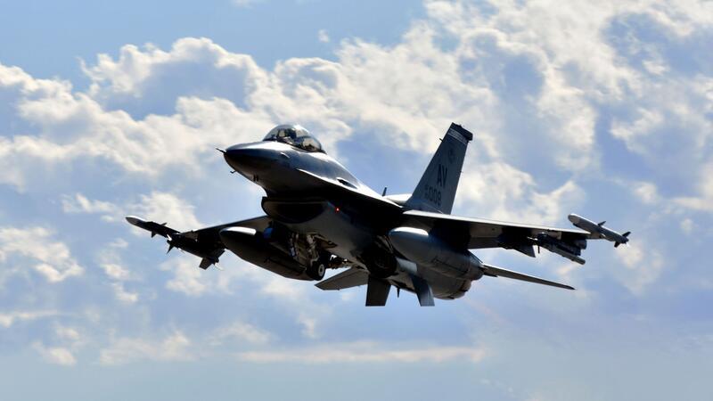 Die F-16 ist in der Lage, auch in extrem niedriger Höhe und bei jedem Wetter zu fliegen.