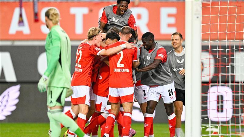 Die FCK-Spieler bejubeln das goldene Tor von Marlon Ritter. 