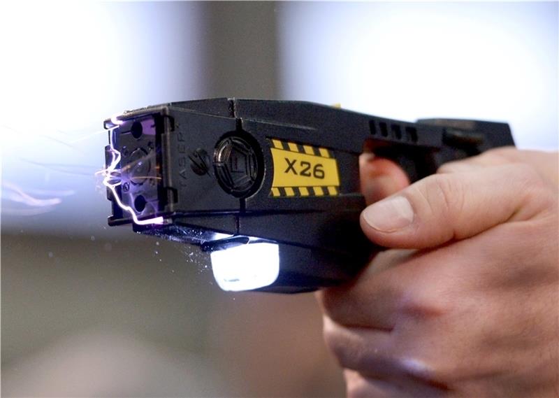 Die FDP fordert, dass Hamburger Polizisten mit Elektroschock-Pistolen ausgestattet werden. Foto: picture alliance / dpa