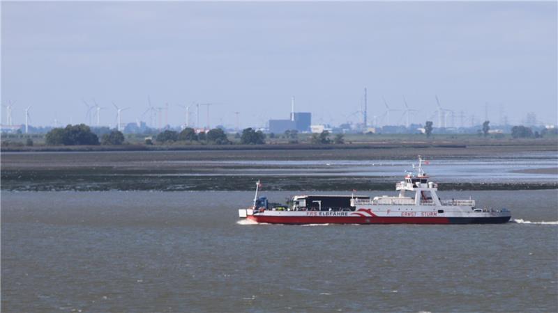 Die FRS Elbfähre auf dem Weg nach Wischhafen.