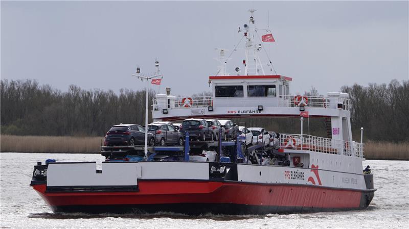 Die FRS Elbfähre pendelt zwischen Glückstadt und Wischhafen und muss seit einigen Tagen einen Treibstoffzuschlag erheben.
