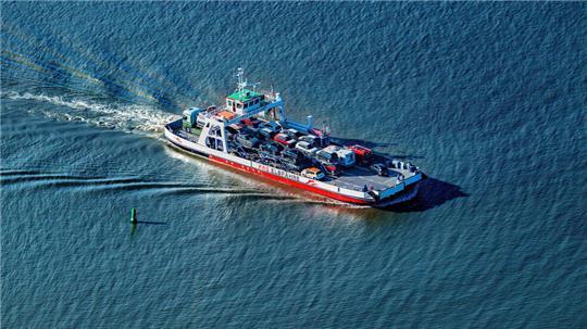 Die FRS-Elbfähre verbindet Niedersachsen mit Schleswig-Holstein. Foto: FRS Elbfähre