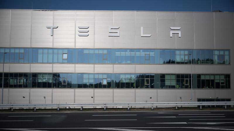 „Dümmste Öko-Terroristen“: Musk äußert sich zu Tesla-Vorfall Die Fabrik in Grünheide bei Berlin wurde nach Angaben von Tesla evakuiert.