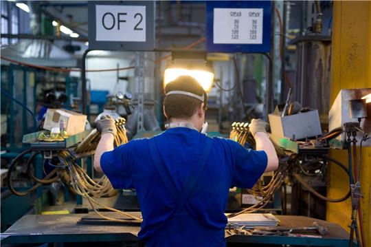 Die Fachkräftesituation in Deutschland bleibt weiter angespannt. Etwa in der regenerativen Energietechnik und der Leitungsinstallation und -wartung gibt es viele offene Stellen (Symbolfoto).
