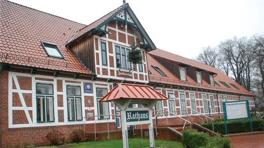 Die Fachwerk-Idylle des Rathauses „Junkernhof" in Apensen trügt.
