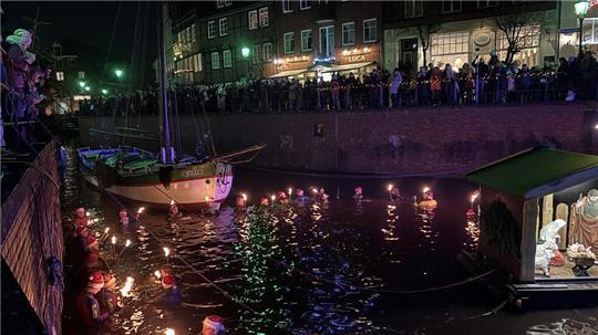 Die Fackelschwimmer der DLRG und der Feuerwehr sangen traditionell einige Weihnachtslieder im Hafenbecken am Fischmarkt.
