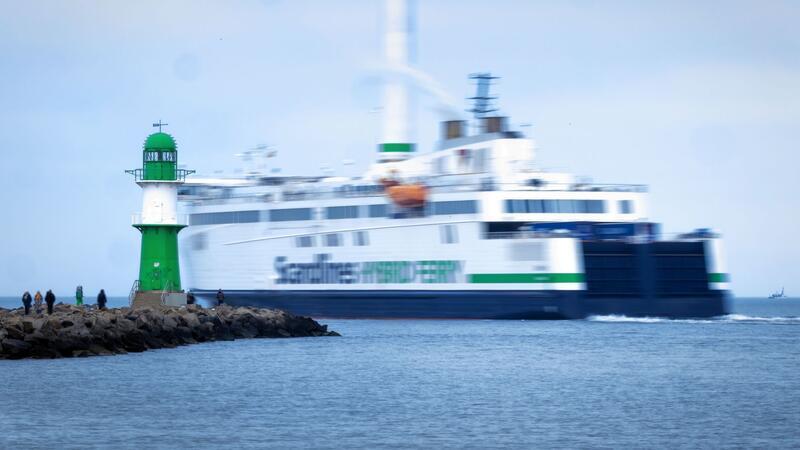 Reederei erwartet mehr Urlauber auf Fähren gen Dänemark Die Fähre „Berlin“ von Scandlines bricht in Rostock zur Fahrt über die Ostsee auf. (Archivbild)