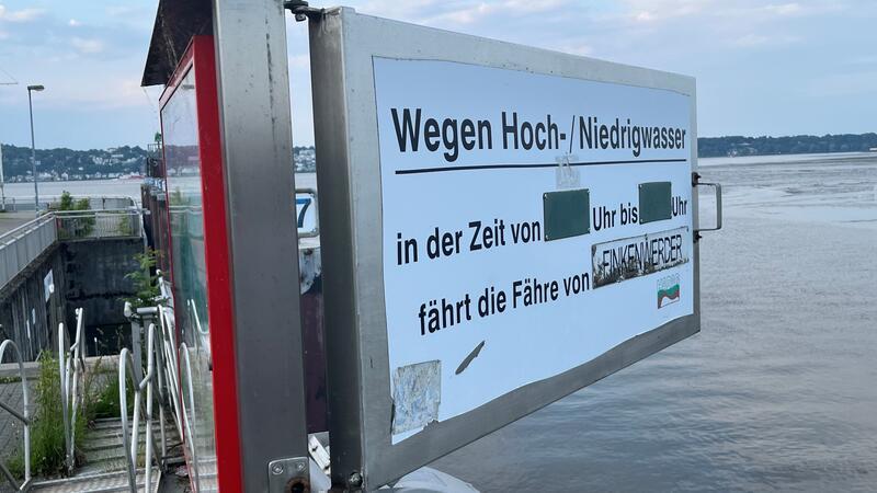 Die Fähre Blankenese-Cranz (HBEL) wird häufig nach Finkenwerder umgeleitet.