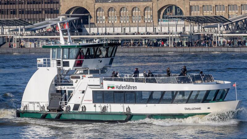 Die Fähre „Övelgönne“ ist am Anleger Hamburg-Finkenwerder mit einer anderen Hafenfähre zusammengestoßen. (Archivbild)