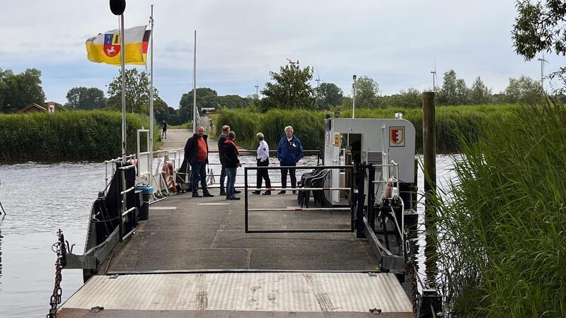 Die Fähre im "Hafen" am Fährkrug. Die künftigen Fährleute müssen die Fähre vorschriftsmäßig zum Broberger Ufer übersetzen und wieder anlegen.