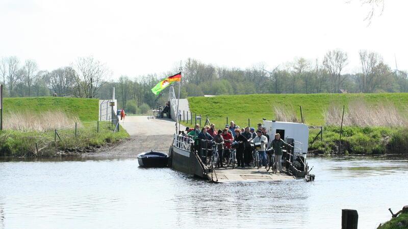Die Fähre im Mai 2008: Von der touristischen Landkarte ist sie als historische Oste-Querung nicht mehr wegzudenken.