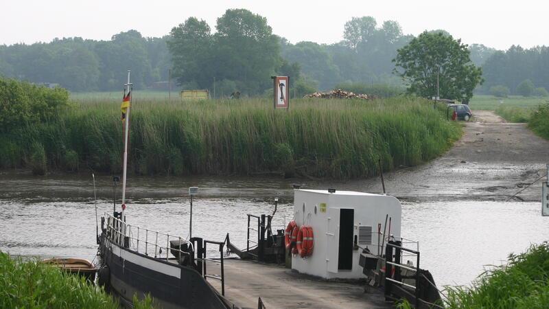 Die Fähre in ihrem Hafen am Fährkrug bei Niedrigwasser.