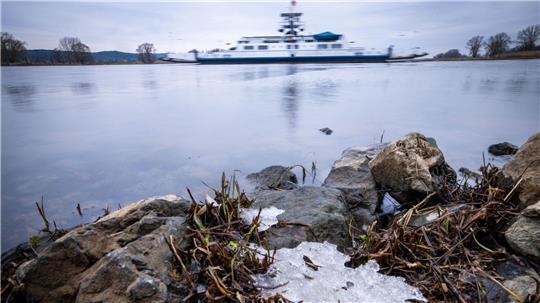 Die Fähre musste ihren Betrieb wegen Eisgangs auf der Elbe einstellen. (Archivbild)
