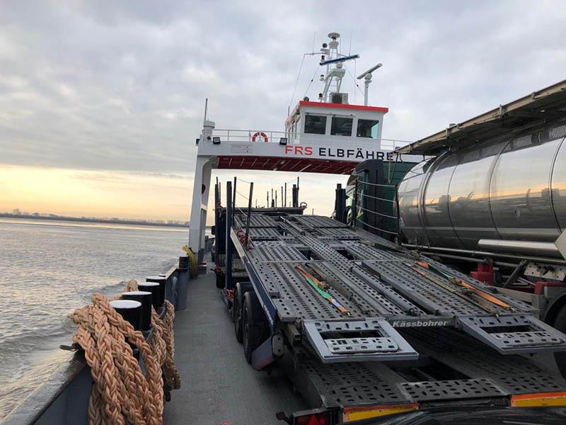 Die Fähre zwischen Wischhafen und Glückstadt überbrückt die 5,5 Kilometer über die Elbe in 20 Minuten.