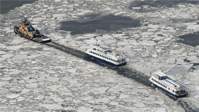 Die Fähren der New York Waterway bewegen sich, während Eis auf dem Hudson River schwimmt.