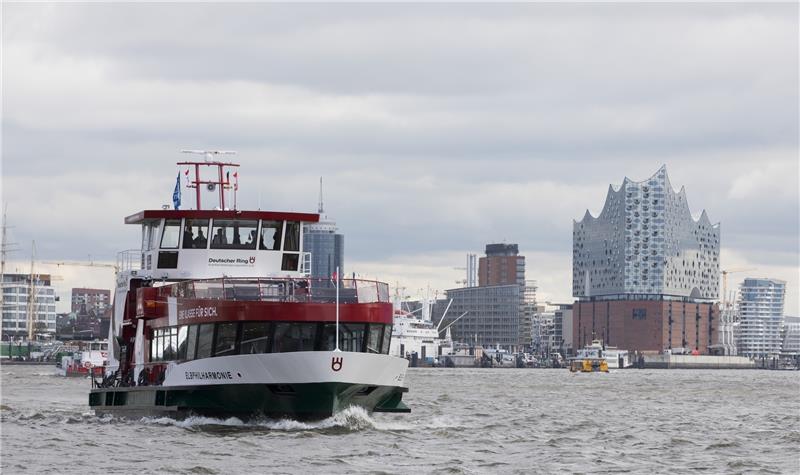 Neue Hafenfähren bringen schnelleren Takt Die Fähren im Hamburger Hafen fahren unter anderem bis Finkenwerder. Foto: dpa/pa