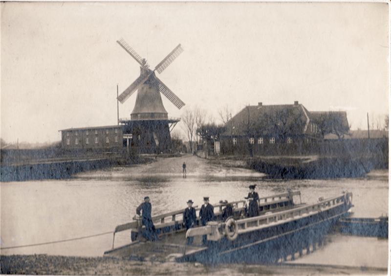Die Fährstelle mit Blick auf die Mühle im Jahr 1905. Foto aus dem Buch „Von Fähren und Menschen an der Oste“ (Verlag Atelier im Bauernhaus).