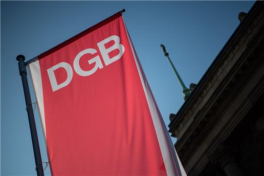 Die Fahne des Deutschen Gewerkschaftsbundes (DGB) weht vor einem Haus.