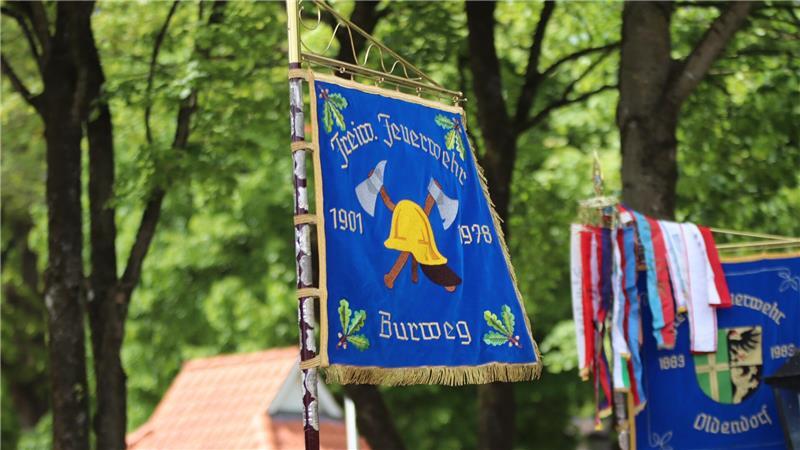 Fahnen, Bier und Erdbeertorte: Burweg feiert gleich zwei Jubiläen Die Fahne eines der beiden Gastgeber - der Freiwilligen Feuerwehr Burweg.