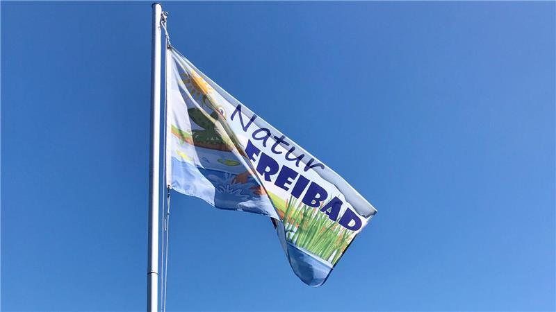 Naturbad Krummendeich geöffnet: Nirgendwo ist der Badespaß so günstig Die Fahne lockt zum Naturfreibad.