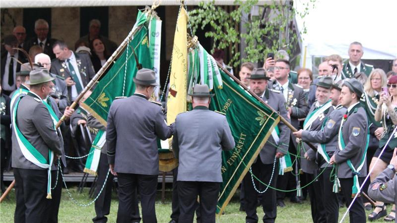 Die Fahnenweihe zum Jubiläum.