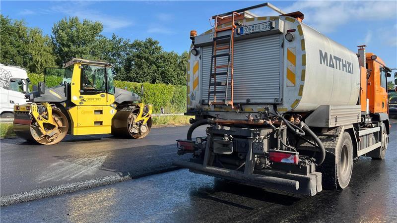Die Fahrbahn auf der A27-Brücke bei Wulsdorf wurde fertig asphaltiert. 