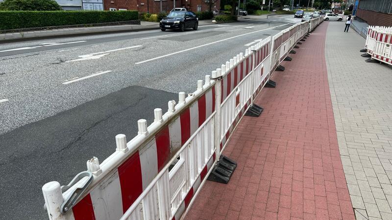 Die Fahrbahn der Wallstraße wird entlang des Parkhauses saniert. Die Absperrungen stehen schon bereit.